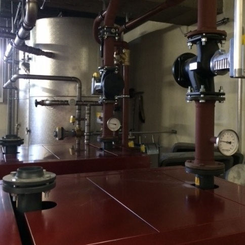 Heizkessel mit Pumpen und Rohrleitungen