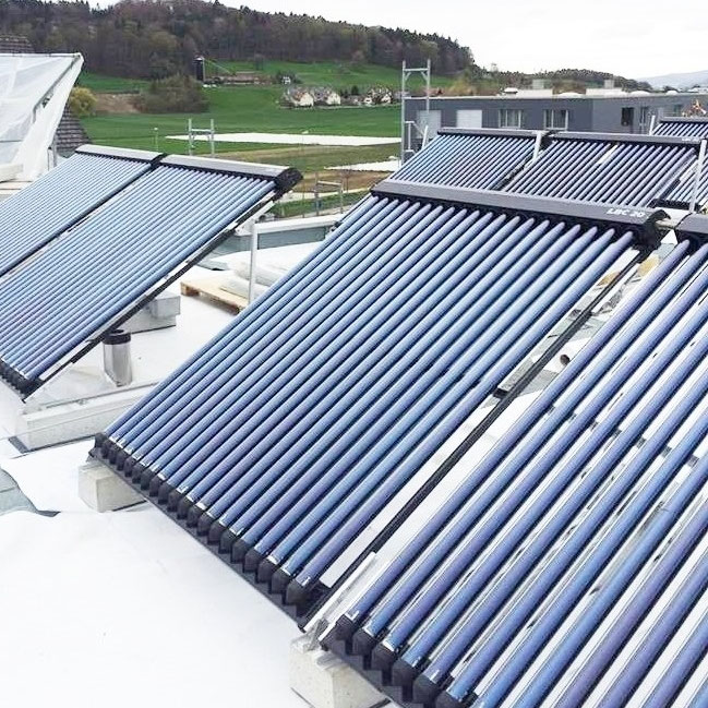 Sonnenkollektoren auf einem Dach, montiert von Heizli Haustechnik
